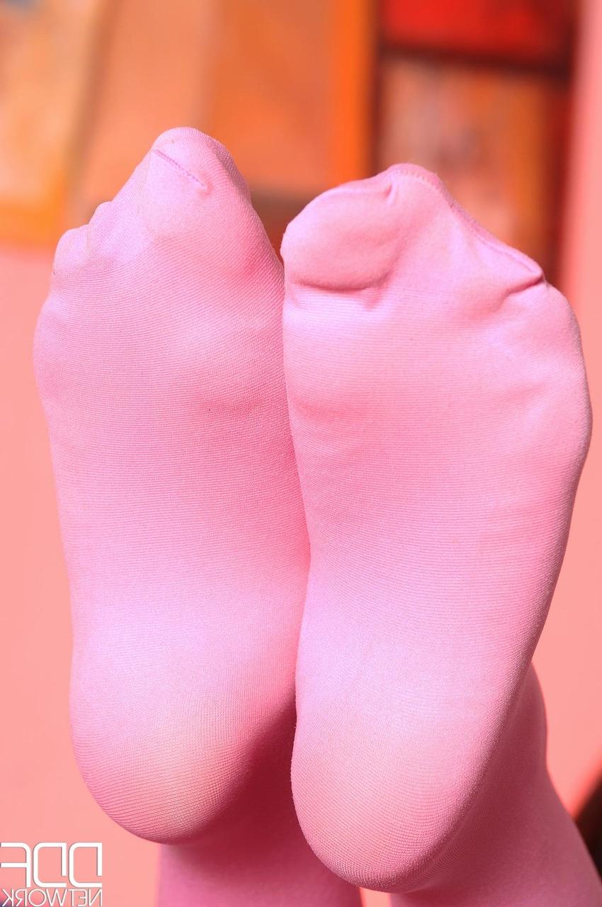 20P La rusa Henessy se quita las pantimedias rosas y se chupa los dedos de los pies