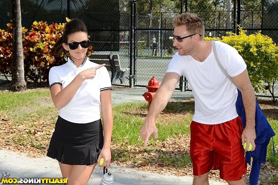 16P Evi Foxx, une MILF maigre à lunettes sexy, joue au tennis avec son homme.