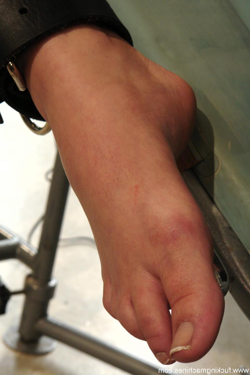 20P Redheaded American gets toyed while bound to a cold steel table