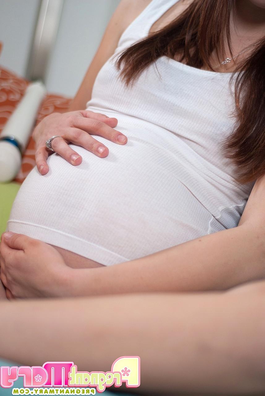 16P Morena embarazada se pellizca los pezones mientras se masturba con una varita mágica