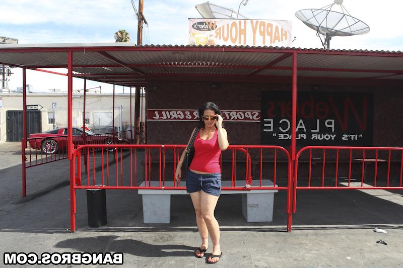 16P Voir les gros seins de Melissa Monet - une MILF chaude en plein air posant en short