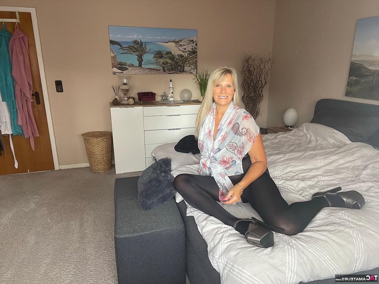 16P Rubia de mediana edad Sweet Susi muestra sus tetas y su coño mientras se cambia de ropa