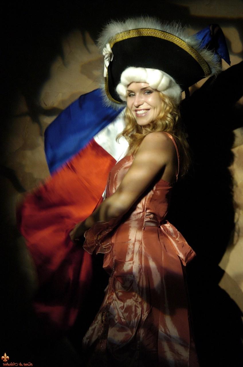 16P La sexy rubia Luciana expone sus tetas vestida con ropa de época