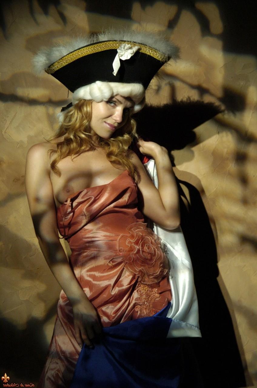 16P La sexy rubia Luciana expone sus tetas vestida con ropa de época