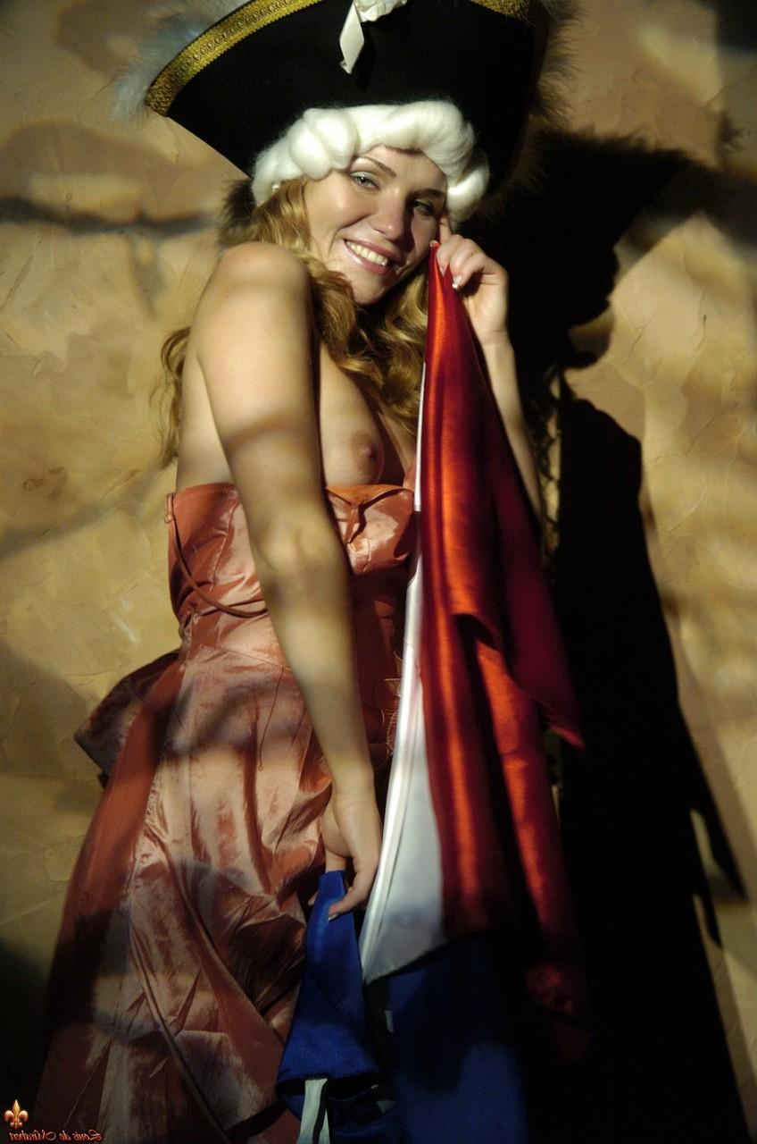 16P La sexy rubia Luciana expone sus tetas vestida con ropa de época