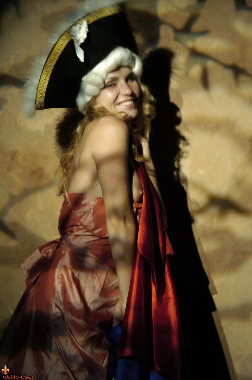 16P La sexy rubia Luciana expone sus tetas vestida con ropa de época