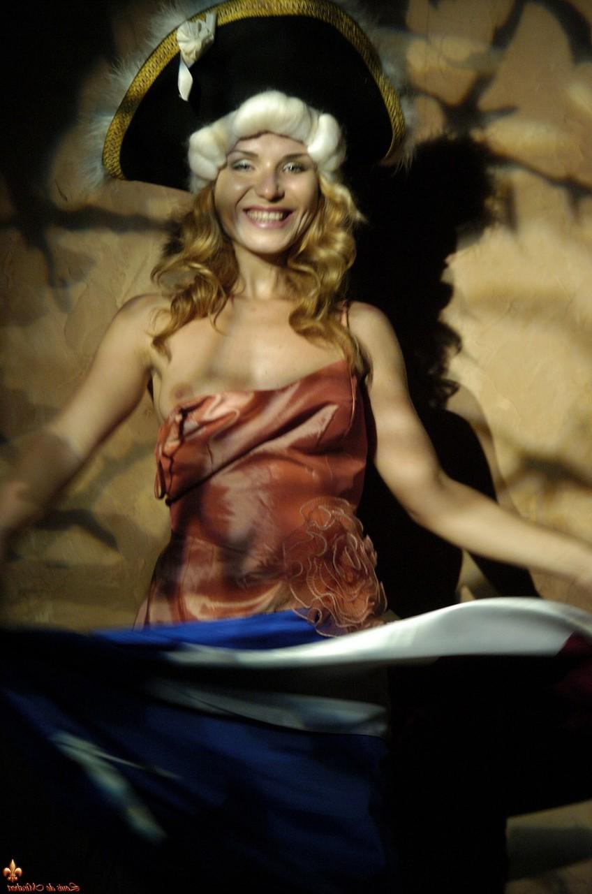 16P La sexy rubia Luciana expone sus tetas vestida con ropa de época