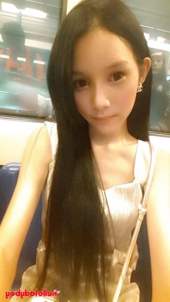 20P Ladyboy de cabelos negros posando com suas roupas fofas em sua compilação