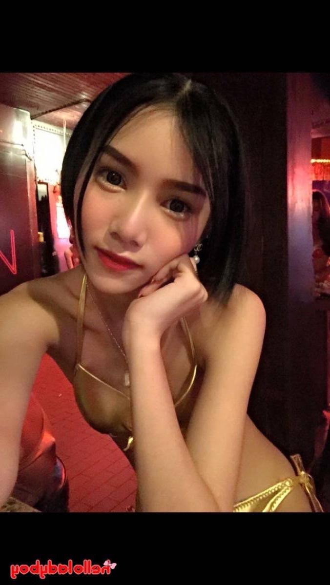 20P Ladyboy de cabelos negros posando com suas roupas fofas em sua compilação