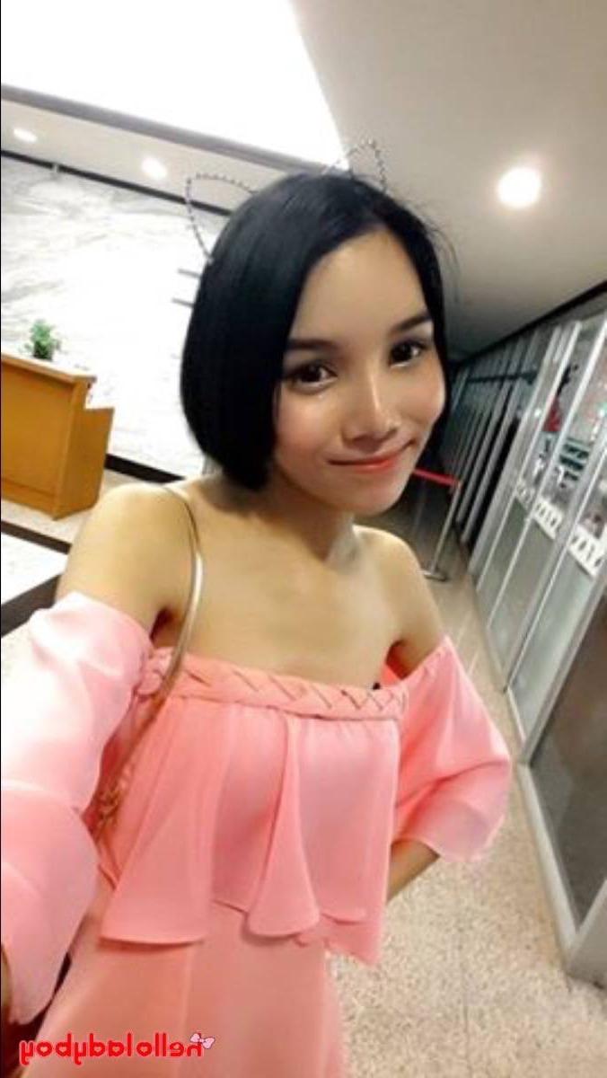 20P Ladyboy de cabelos negros posando com suas roupas fofas em sua compilação