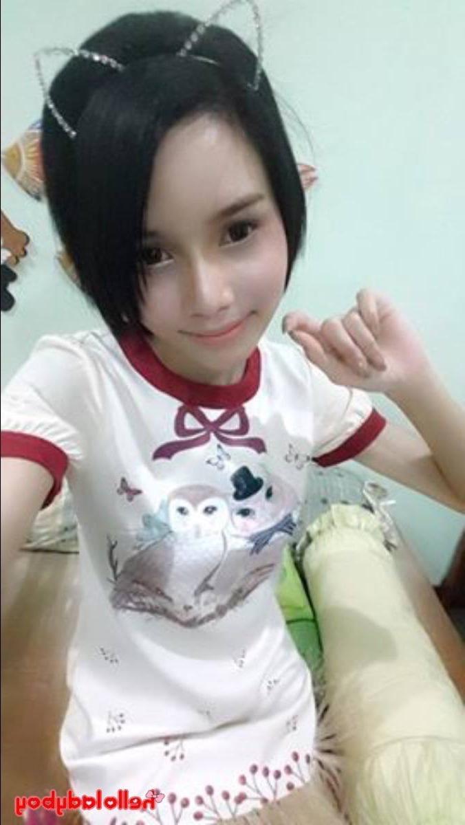 20P Ladyboy de cabelos negros posando com suas roupas fofas em sua compilação