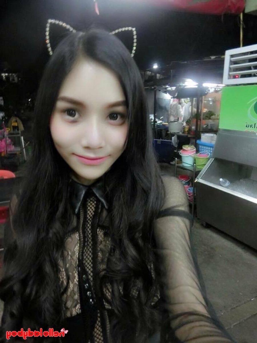 20P Ladyboy de cabelos negros posando com suas roupas fofas em sua compilação