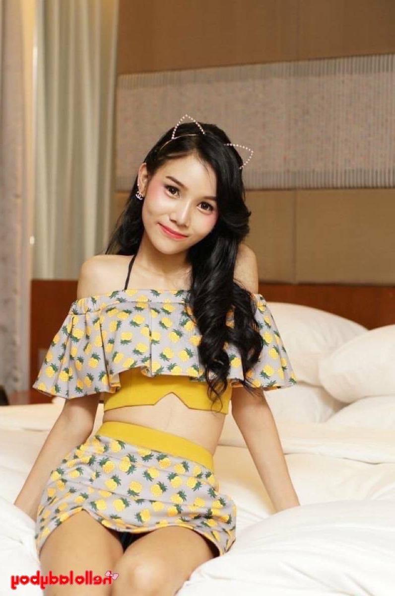 20P Ladyboy de cabelos negros posando com suas roupas fofas em sua compilação