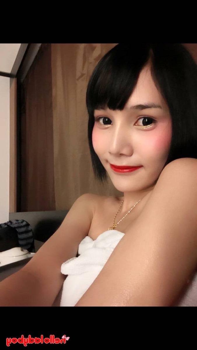 20P Ladyboy de cabelos negros posando com suas roupas fofas em sua compilação