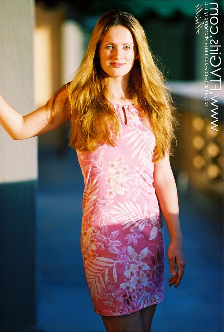 20P Nena amateur con un vestido rosa arielle muestra su culo y su chocho al aire libre