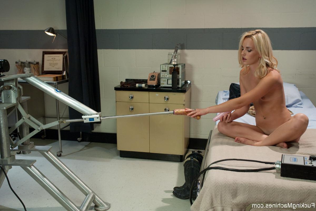 20P La blonde élancée Sarah Jaymes se fait baiser à quatre pattes par un gode machine.