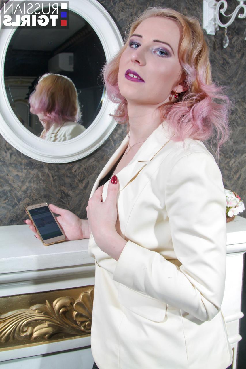 16P La alta transexual rusa Lisa Romanova se masturba su pequeña vara y juega con su culo apretado