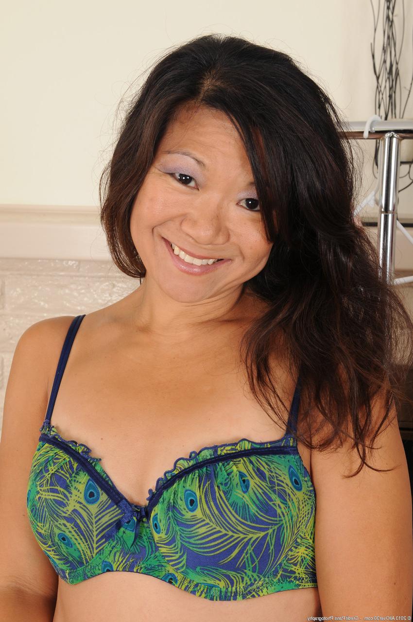 20P La morena asiática samantha w muestra sus pequeñas tetas y su gran culo mientras se viste
