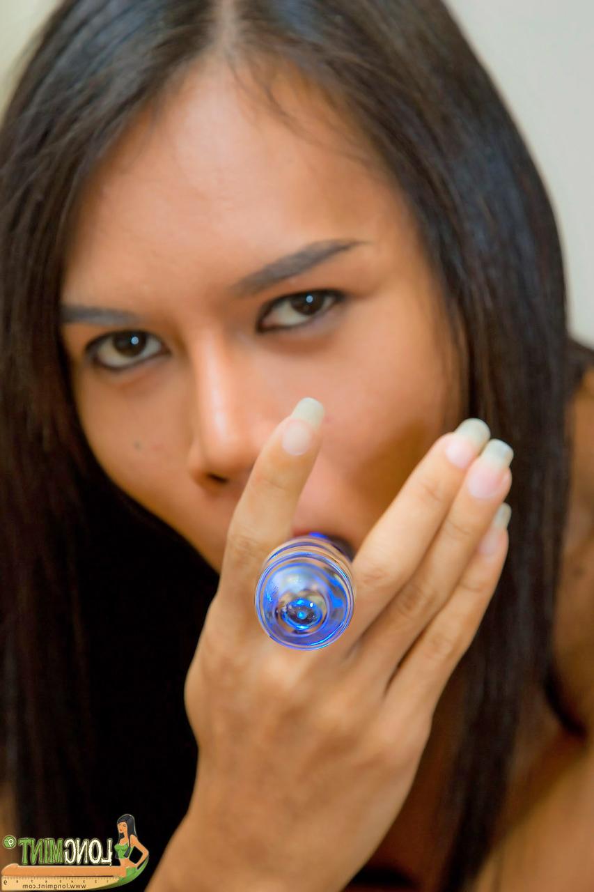 20P Transexual flaca muestra su gran polla y se analiza con un consolador