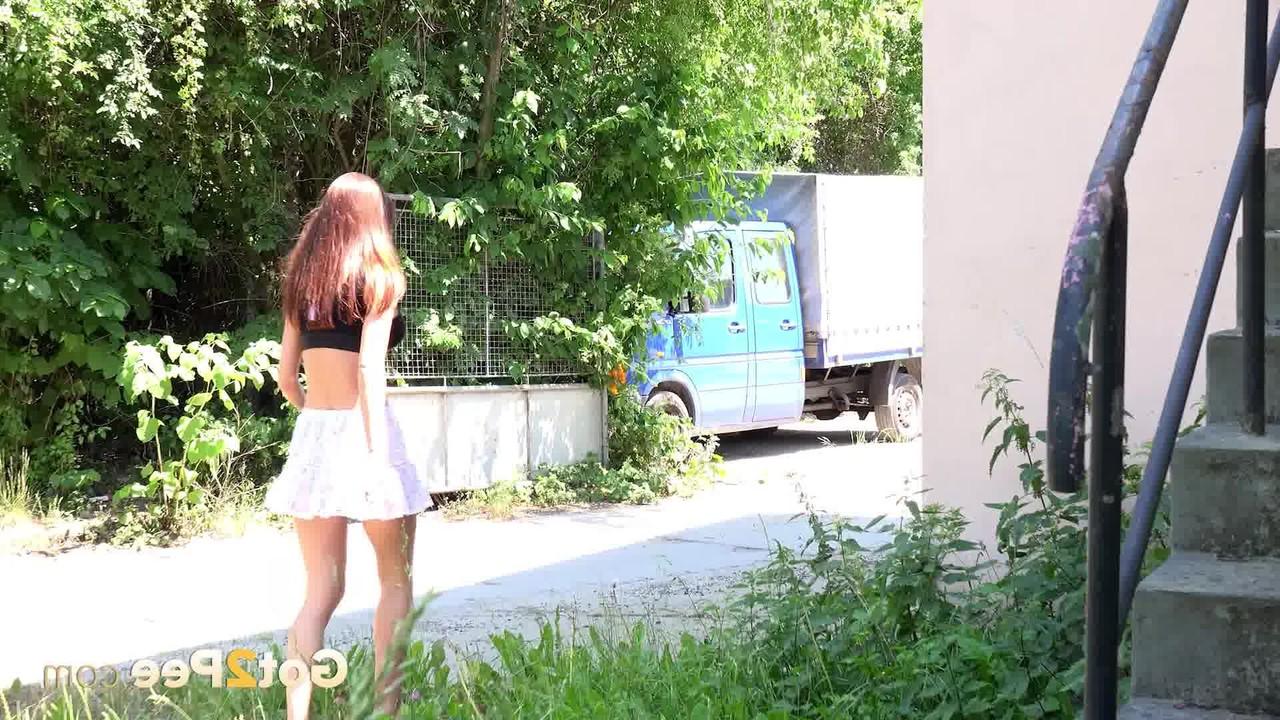15P La flaca Cynthia Vellons mea en los escalones públicos en minifalda