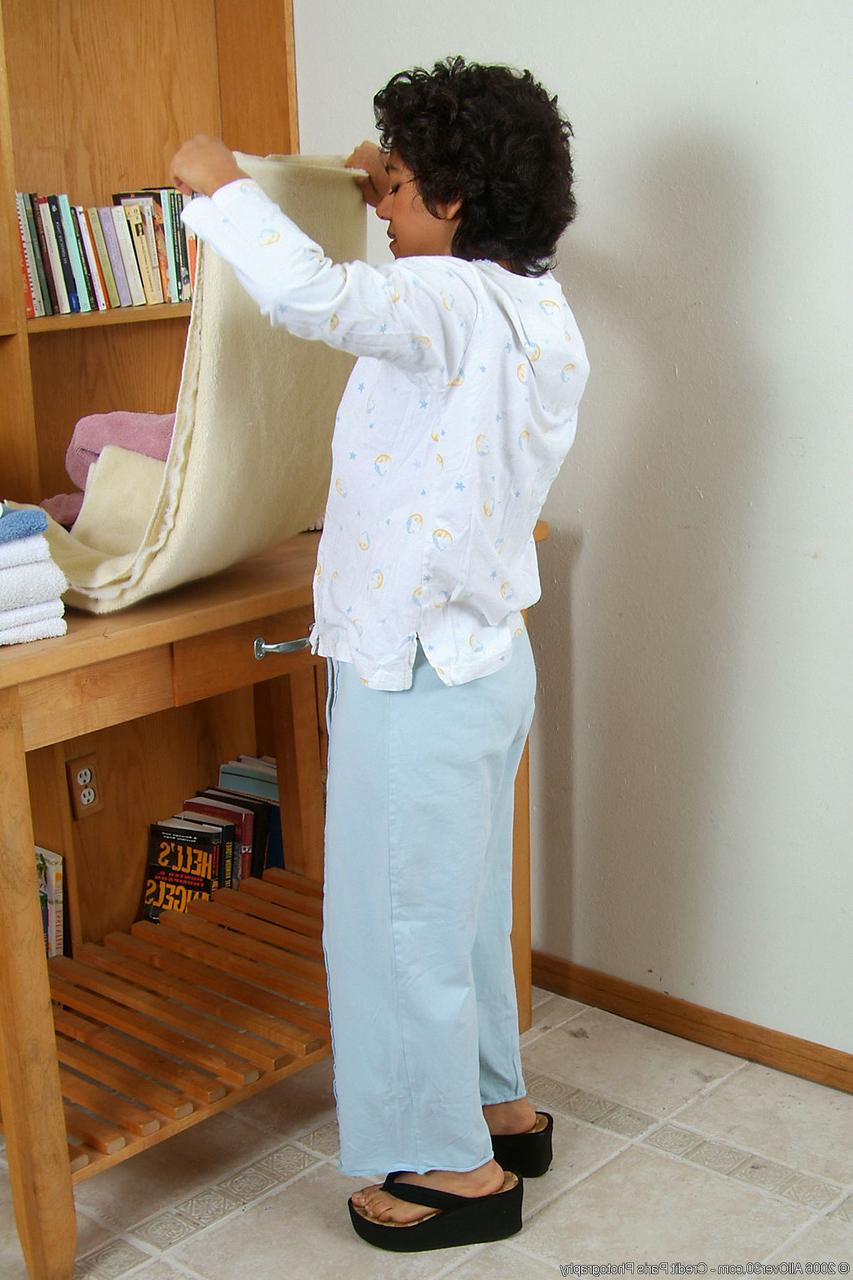 20P Majal pequena e madura perde a roupa e brinca com sua buceta nunca raspada