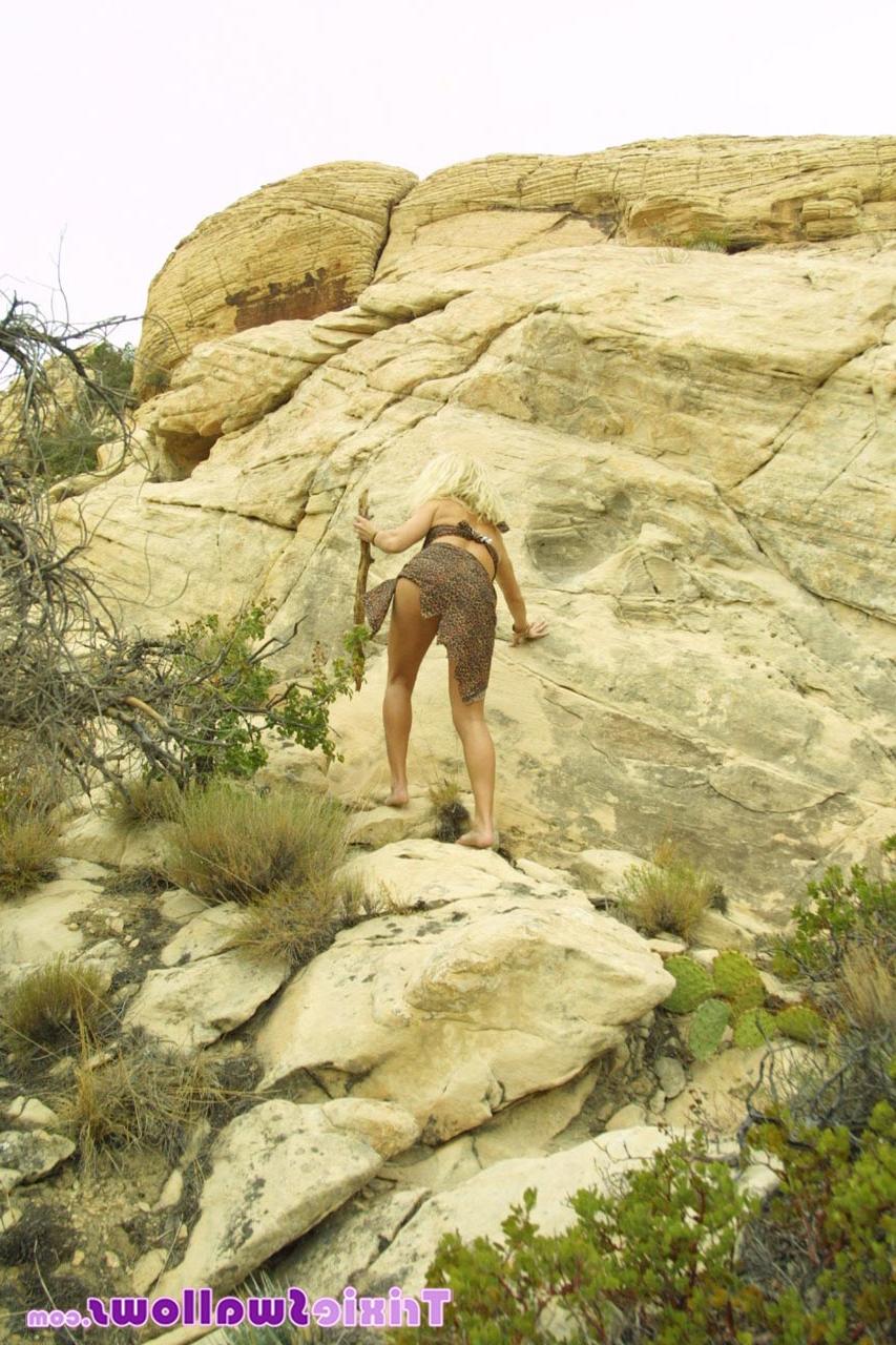 20P La belle blonde amateur Evolution expose ses jolis fesses et sa chatte chaude en plein air.