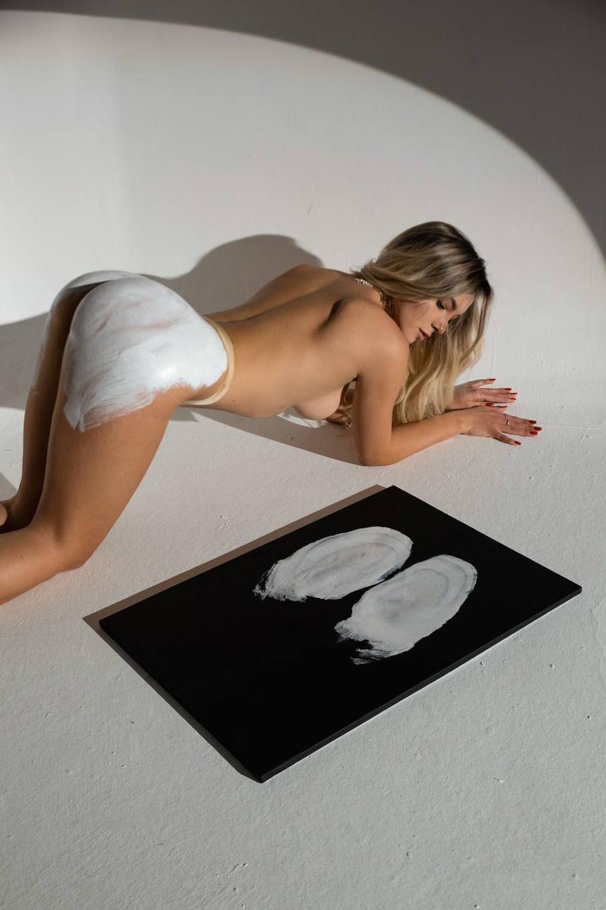 11P Glamorous babe All About Diana squeezes her boobs & poses naked in a solo
