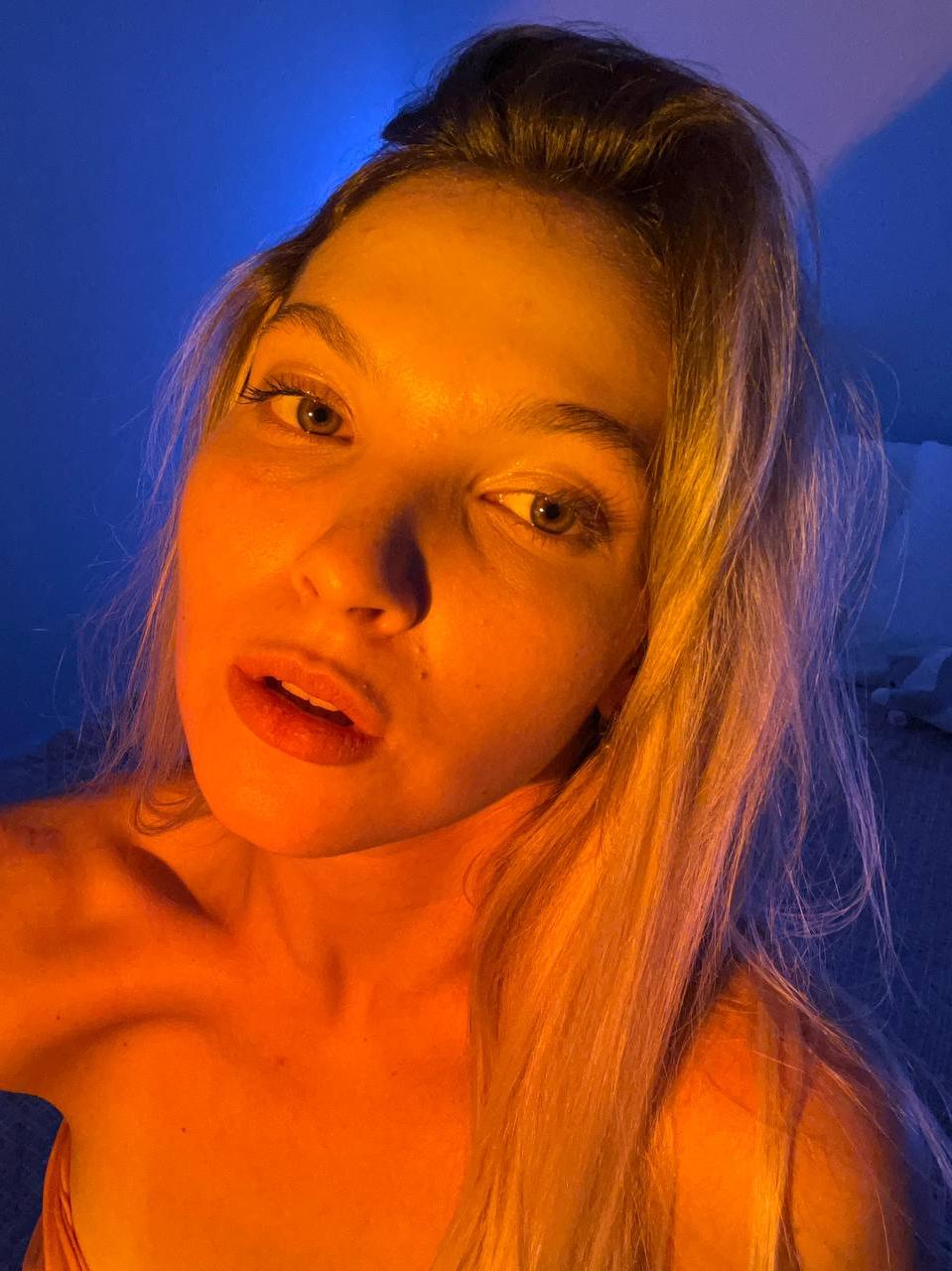 11P Glamorous babe All About Diana squeezes her boobs & poses naked in a solo