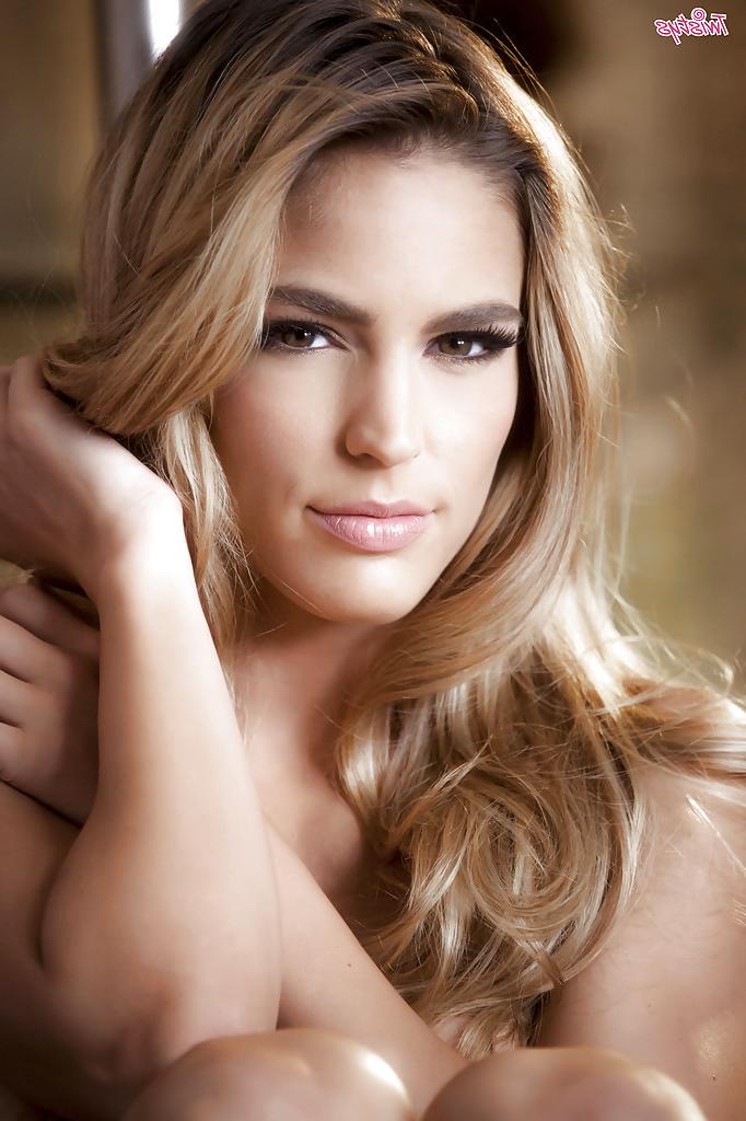 16P La estrella porno rubia ryan ryans muestra su culo sexy en primer plano