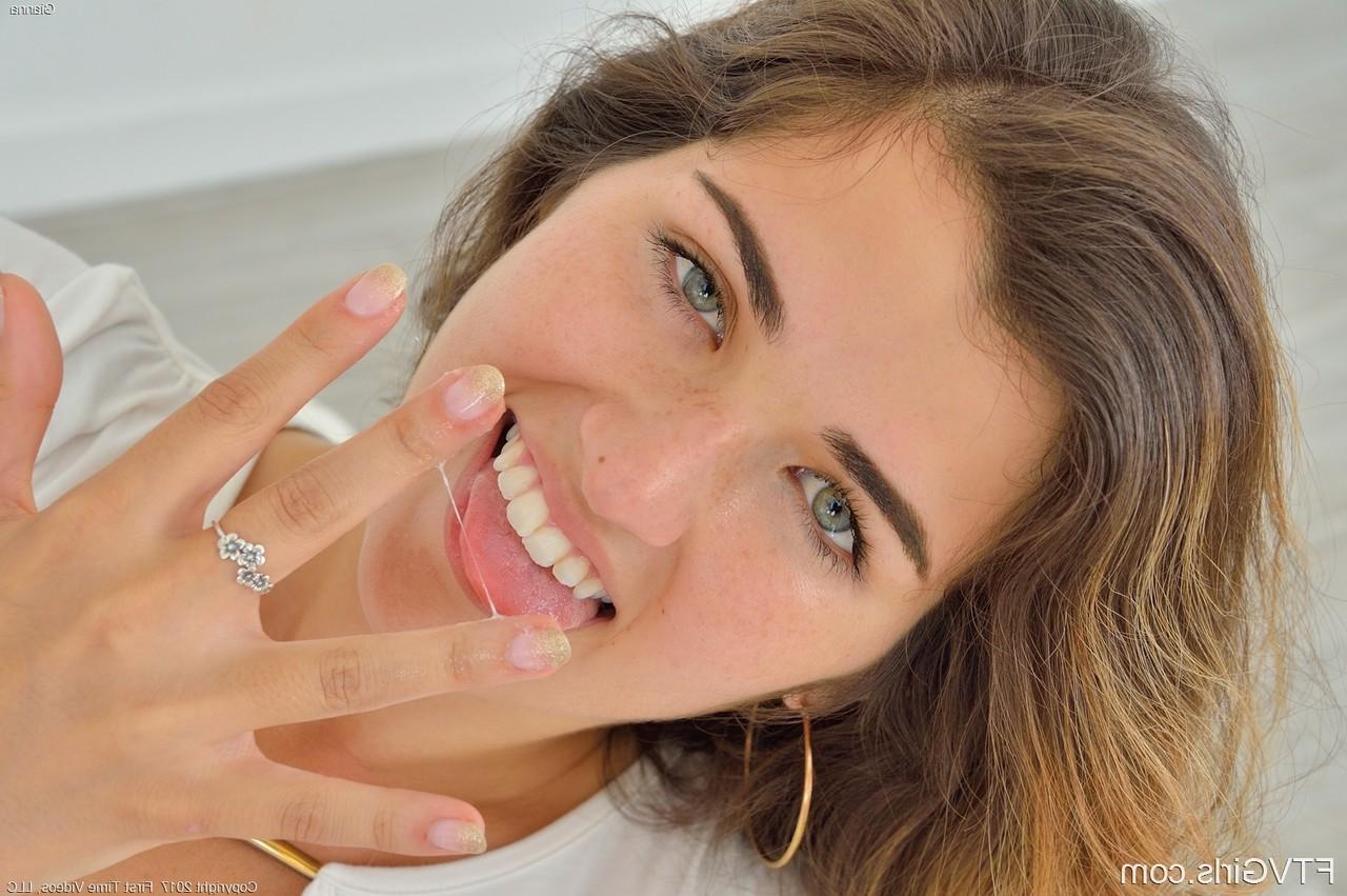 20P La beauté amateur aux gros seins Gianna doigte et joue avec sa bite affamée