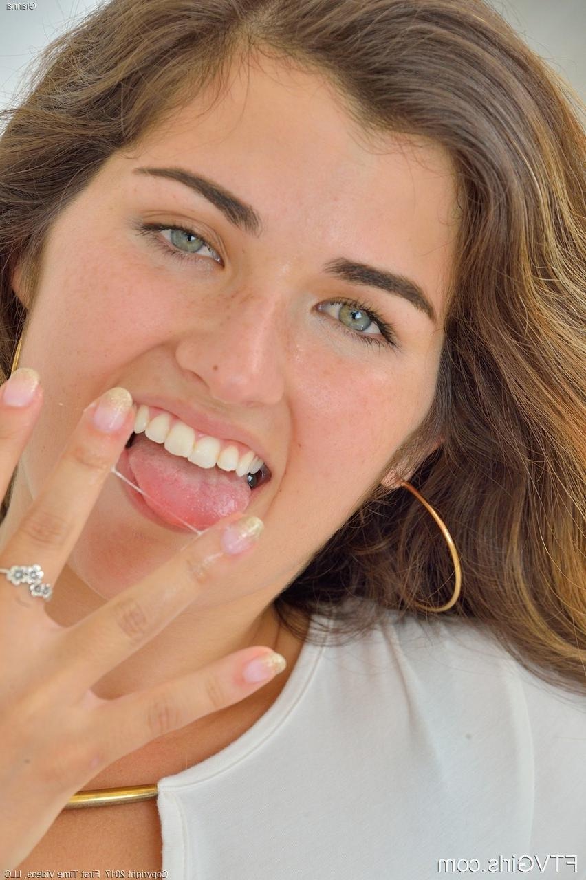 20P La beauté amateur aux gros seins Gianna doigte et joue avec sa bite affamée