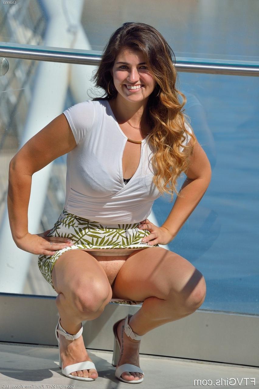 20P La beauté amateur aux gros seins Gianna doigte et joue avec sa bite affamée