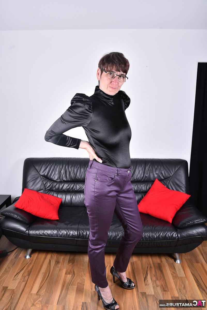 16P La madura hotmilf se quita los pantalones con un body negro