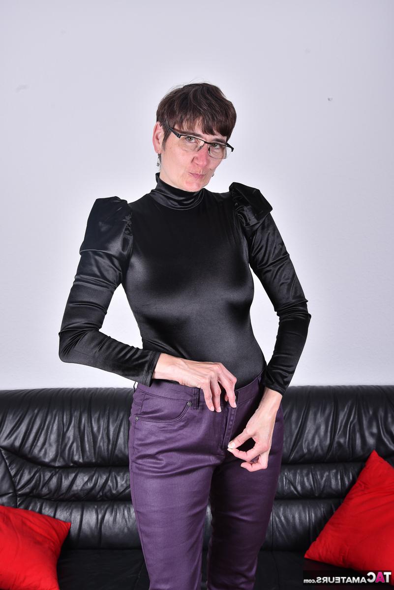 16P La madura hotmilf se quita los pantalones con un body negro