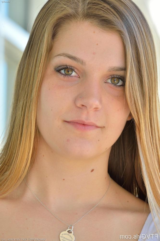 16P Atractiva joven rubia muestra sus pequeñas tetas y su manguito al aire libre