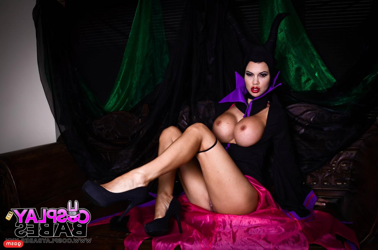 15P Jasmine Jae, une cosplayeuse aux gros seins, joue avec sa chatte taillée avec un gode.