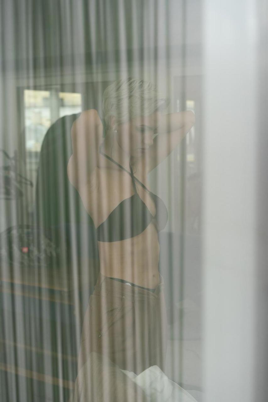 20P La beauté glamour Valentina pose de manière séduisante dans sa compilation solo.