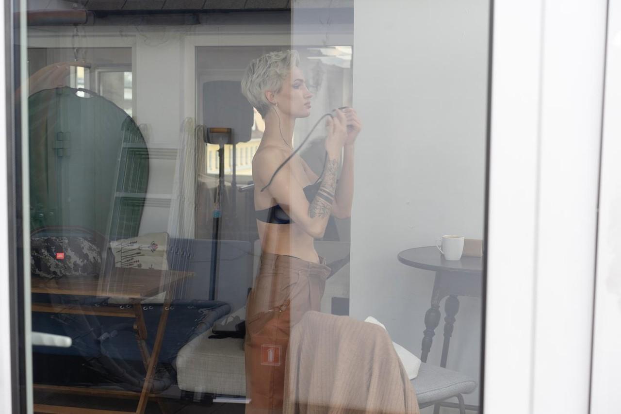 20P La beauté glamour Valentina pose de manière séduisante dans sa compilation solo.