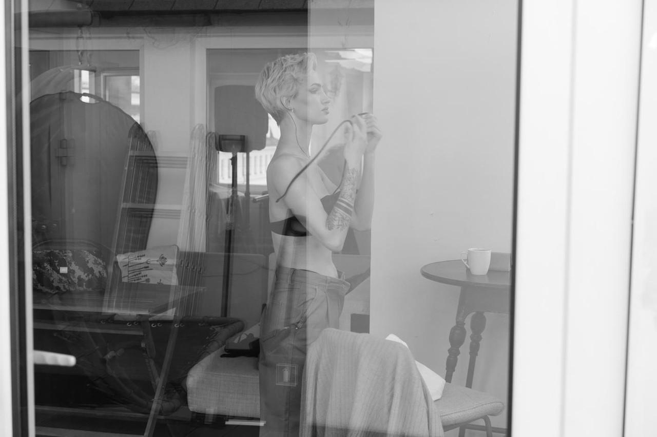 20P La beauté glamour Valentina pose de manière séduisante dans sa compilation solo.