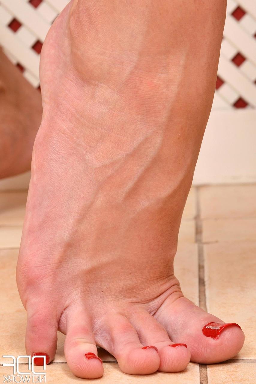 20P Hot Legs And Feet Lexi Lowe