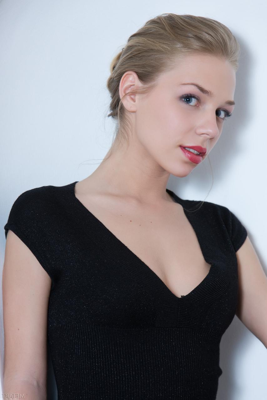 20P Die glamouröse Schönheit Liv A posiert nackt und zeigt ihre Muschi in einem sexy schwarzen Outfit