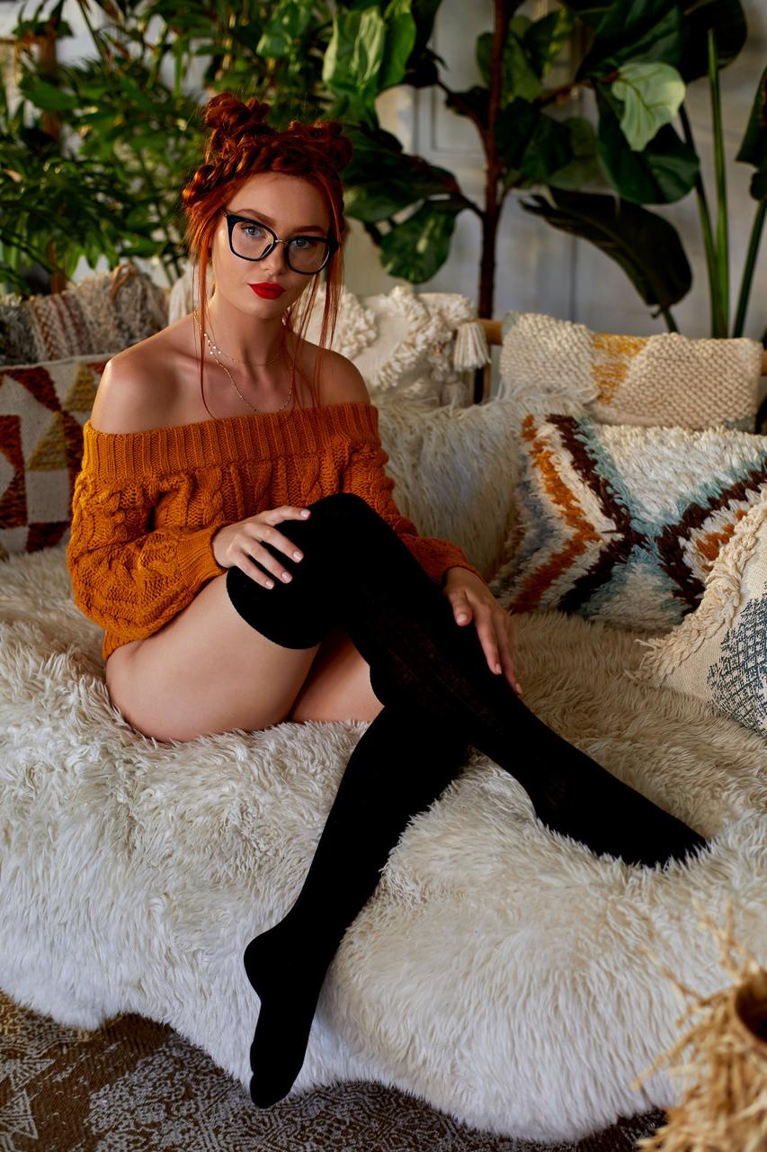 20P La pelirroja con gafas Lacy Lennon expone su culo caliente y posa en medias
