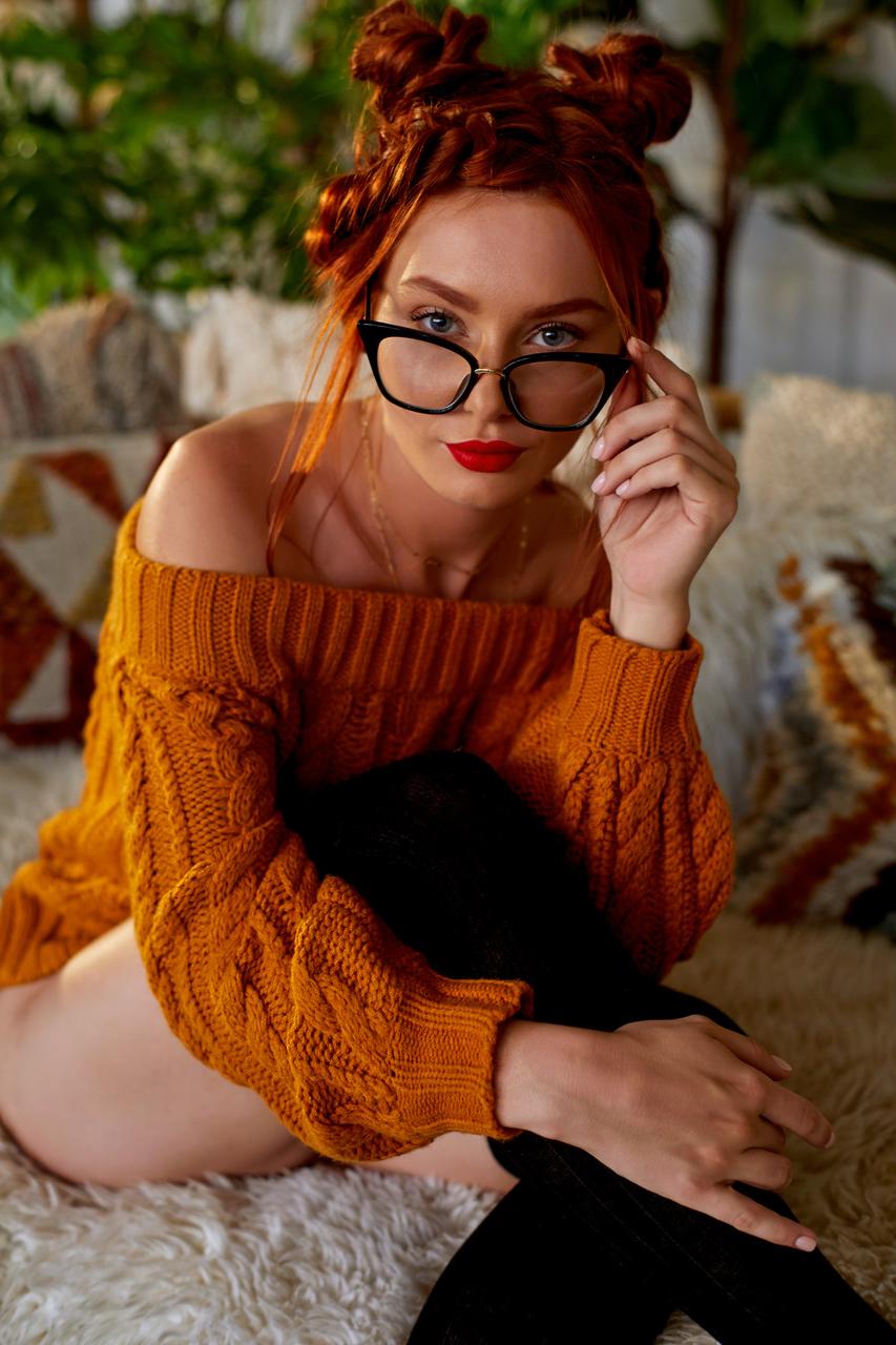 20P La pelirroja con gafas Lacy Lennon expone su culo caliente y posa en medias
