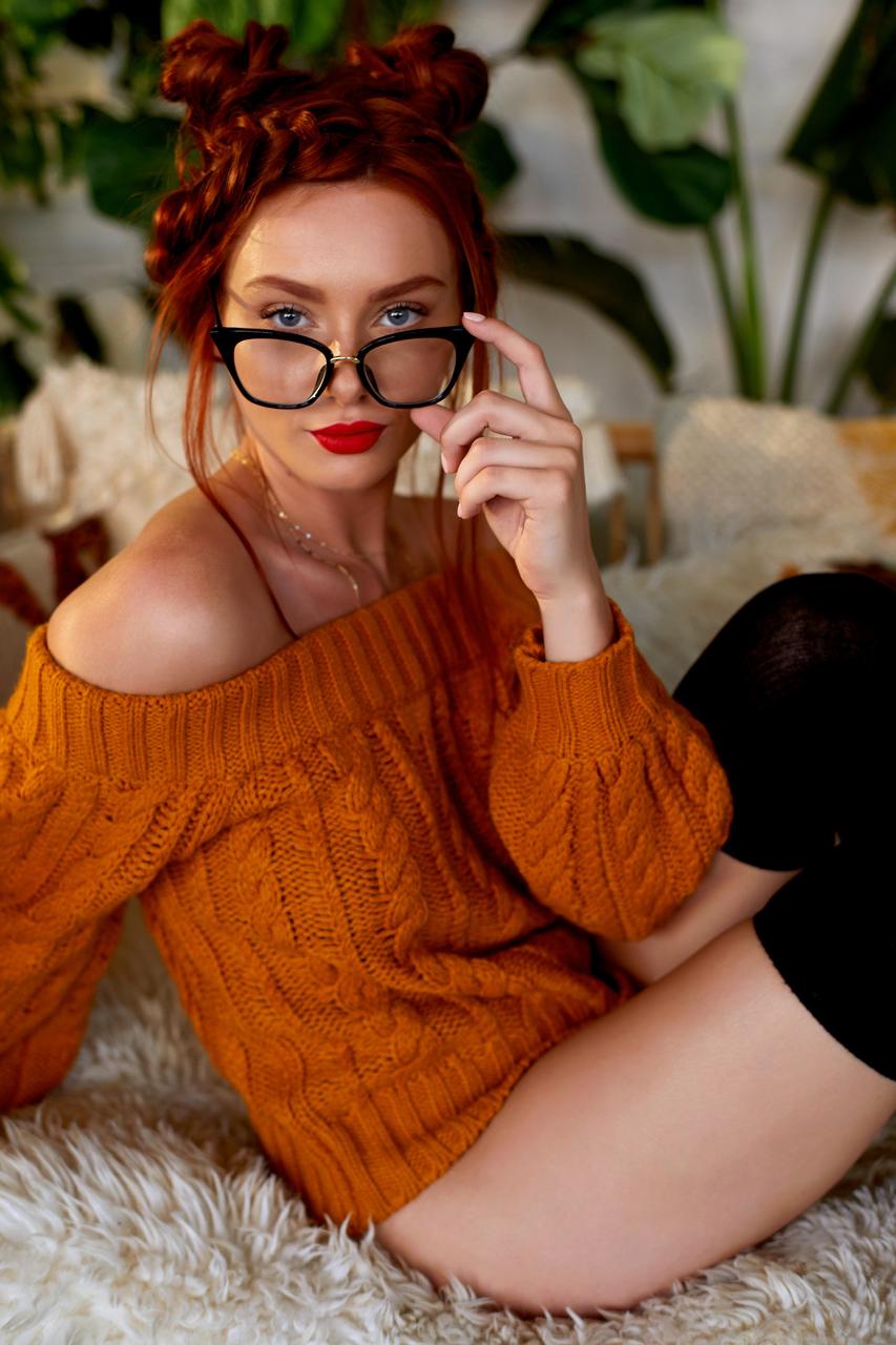 20P La pelirroja con gafas Lacy Lennon expone su culo caliente y posa en medias