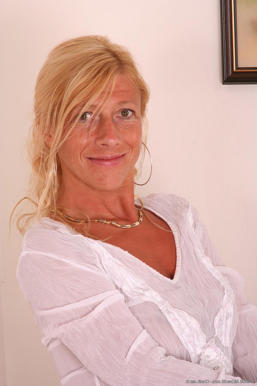 20P Pretty amateur MILF Sylvie shows off her juicy tits & touches her mature cunt