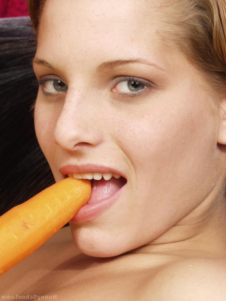 20P Doces olhos lindos, querida Anita Babe expõe seu corpo e se masturba com uma cenoura