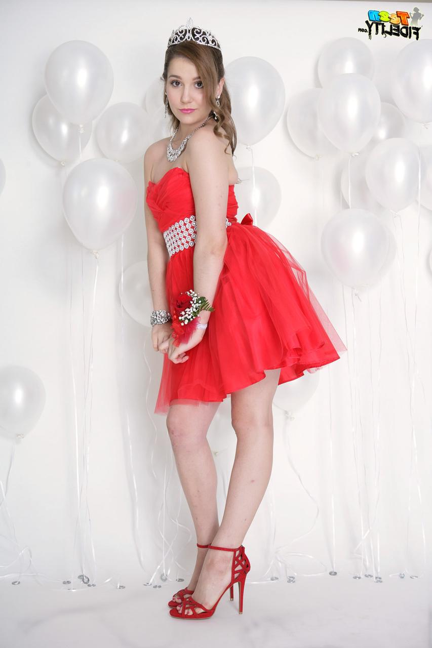 19P A fofa Kasey Warner, de 18 anos, é fodida sem sentido na noite de formatura
