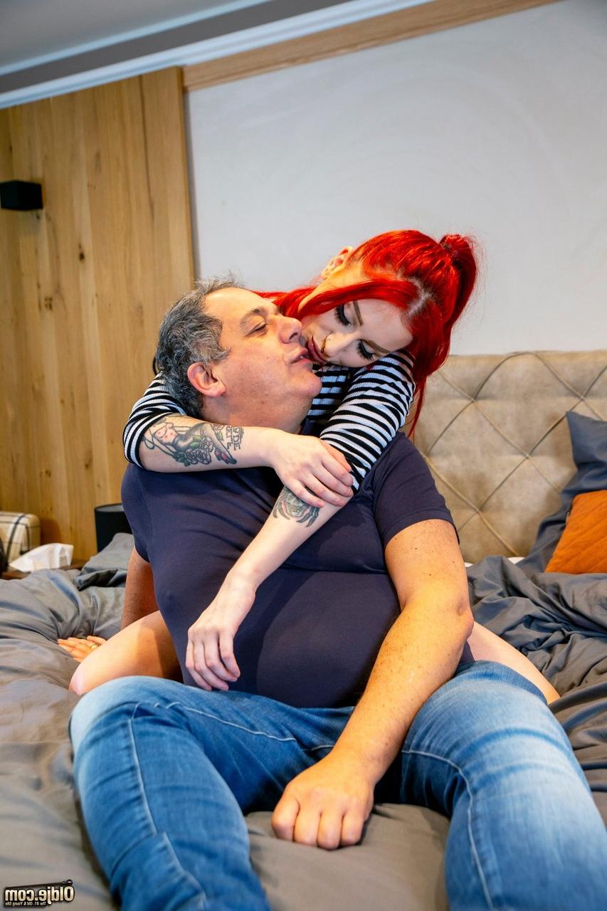 20P La jeune rousse et excitée Gigi Rouge suce et baise un gros vieil homme pour de l'argent.
