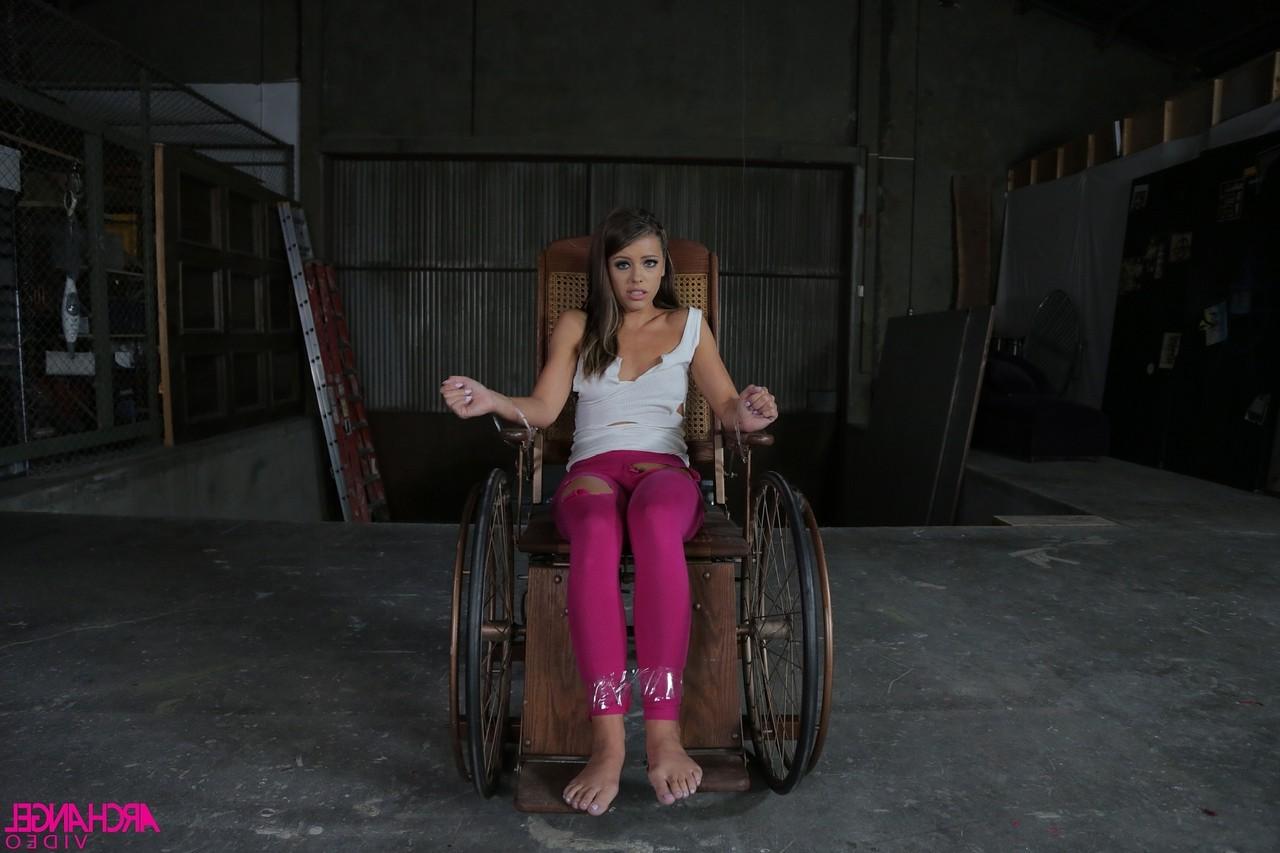 12P La blanca Adriana Chechik es doblemente follada durante un gangbang interracial