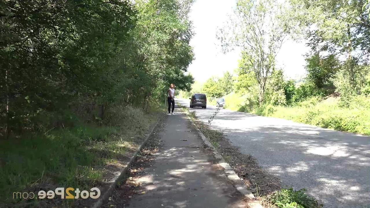 15P 悩みを抱えた女性ルッカが黒いレギンスを下ろして歩道で小便をする
